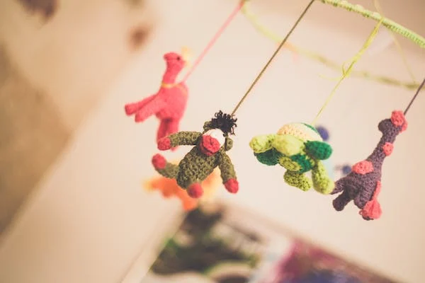 Les risques liés à l'utilisation de tétines en crèche : Protocoles de sécurité